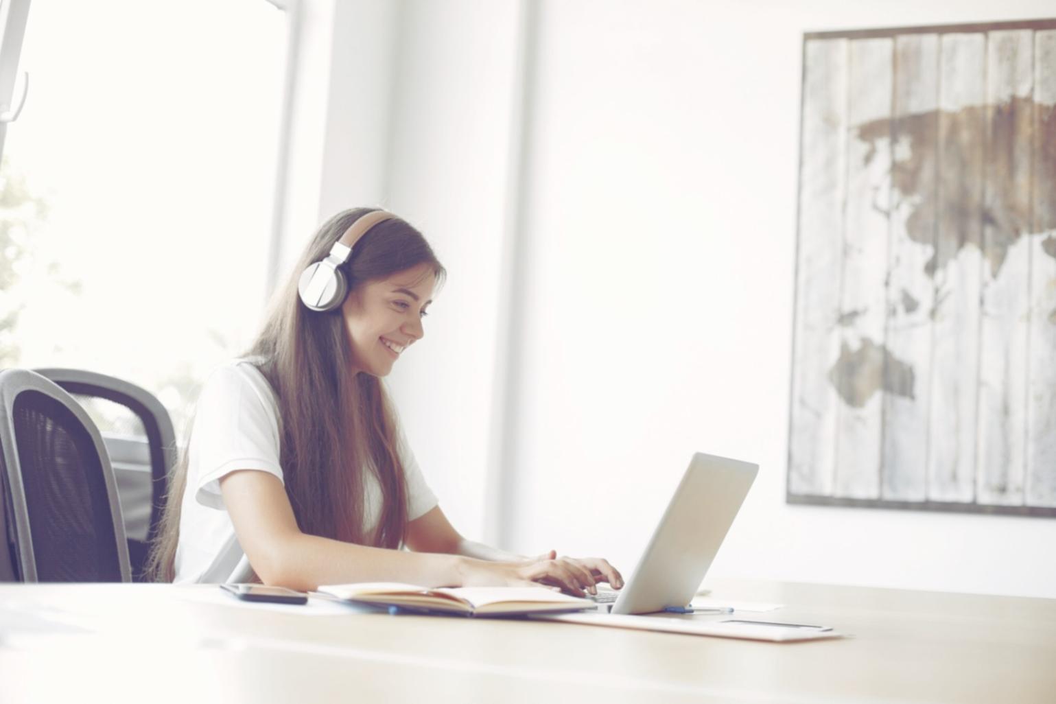 Étudiants internationaux discutant de stratégies financières
